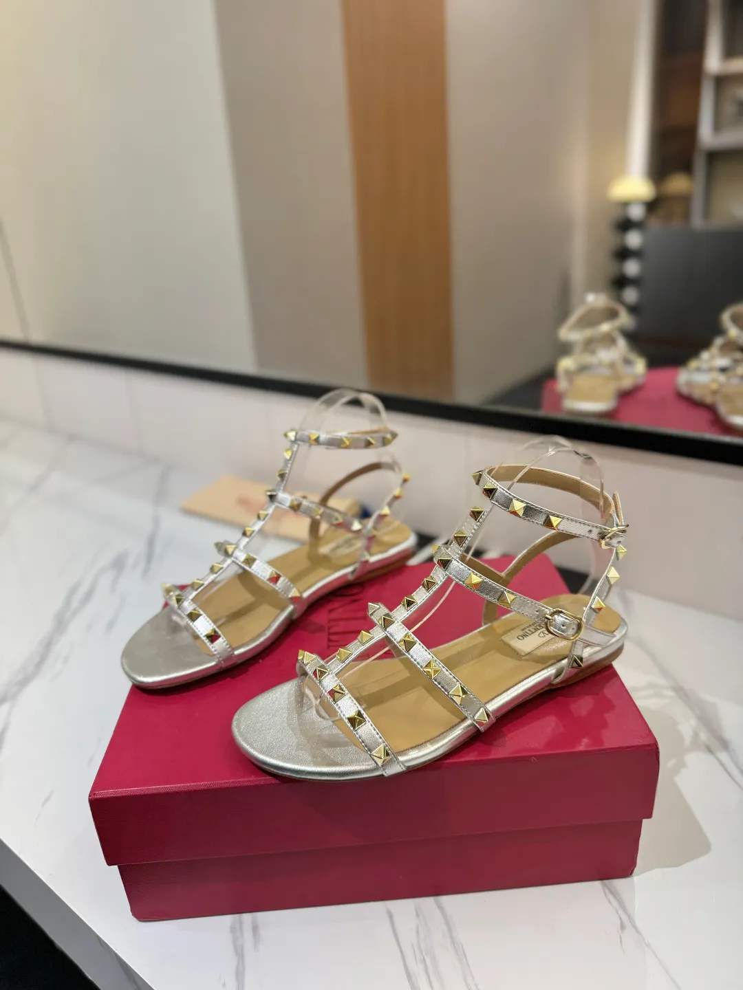👟👟Ex-factory price 520👟👟 Valentino/Valentino rivet VT classic ankle-wrap rivet sandals, timeless 🆕 deeply rooted in people's hearts❤️A must-have item that never goes out of style🫰top replica! The side curves are perfect, the original molded custom-made rust-free rivets, and the textured hardware bring out a full sense of high-end, giving you a genuine foot feel! The first choice for high-end customers❤️ [Material] Upper: Original imported customized cowhide Inner lining: Original imported goatskin Outsole: Imported pearlescent leather outsole Code number: 35-39 [34, 40, 41, 42 are custom-made and cannot be returned or exchanged]